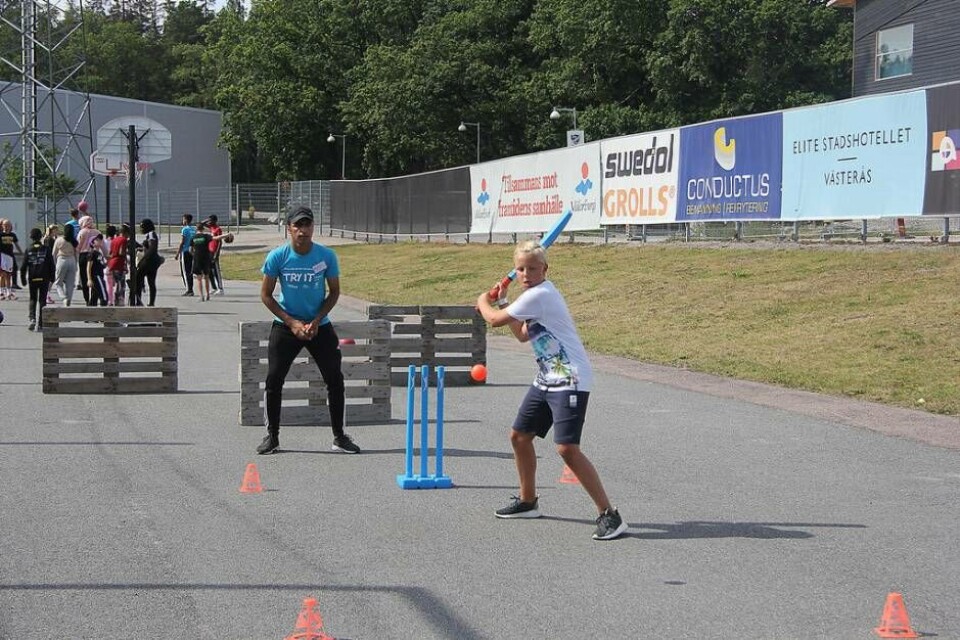 Felix Hjertström provar på cricket, som gör debut i år på Try it sommar. Foto: Jonas Edberg