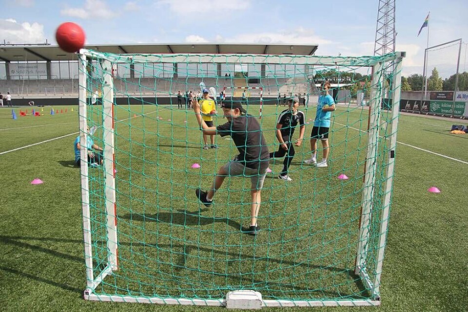 Handboll är en av 20 aktiviteter som finns att prova på under de två veckorna. Foto: Jonas Edberg