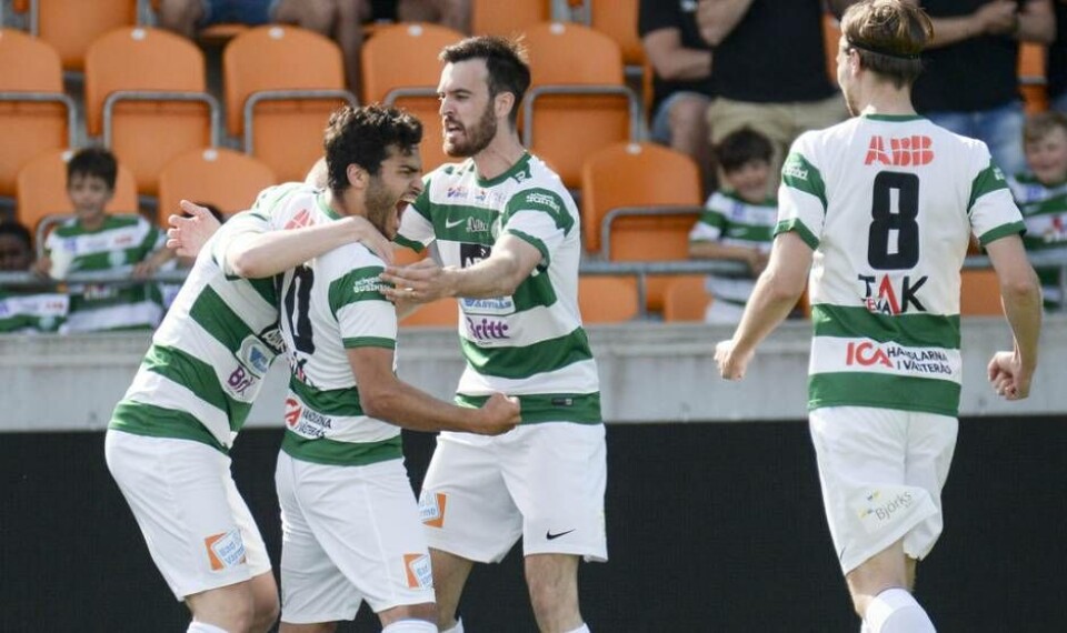 Karwan Safari jublar efter att han nickat in 1–0 mot Karlslund. Foto: STEFAN LINDGREN×1 / 3Visa bildtextBild 1 av 3