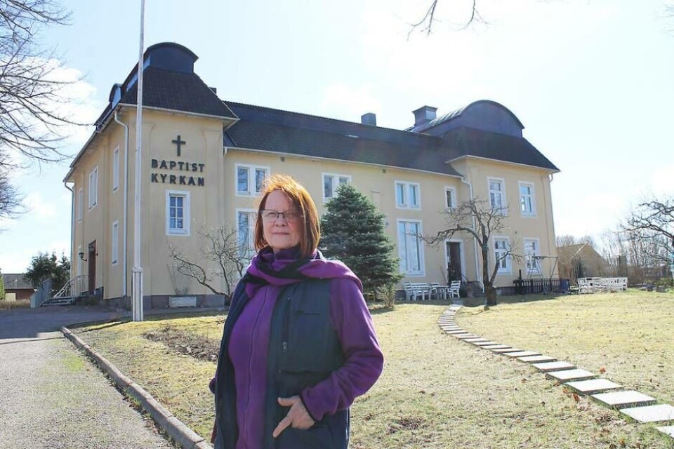Vacker byggnad. Tuula Irene Kero framför Baptistkyrkans vackra byggnad. Foto: Lasse Olsson