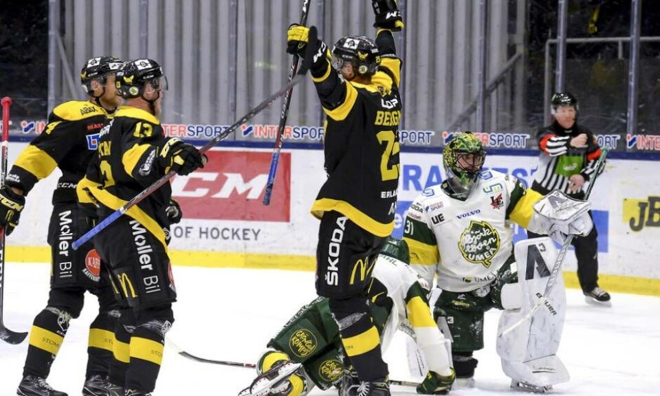 Marcus Bergman jublar efter att han avgjort matchen i förlängningen. Foto: STEFAN LINDGREN×1 / 3Visa bildtextBild 1 av 3