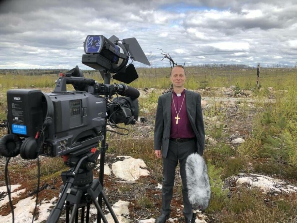 Biskop Mikael Mogren håller en bön i SVT från Hälleskogsbrännan på lördag. Foto: Johannes Söderberg / SVT