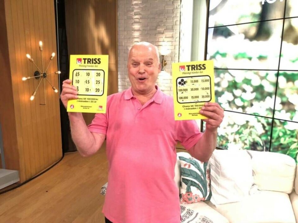 En lycklig Anders med vinstlotterna. Foto: Svenska spel
