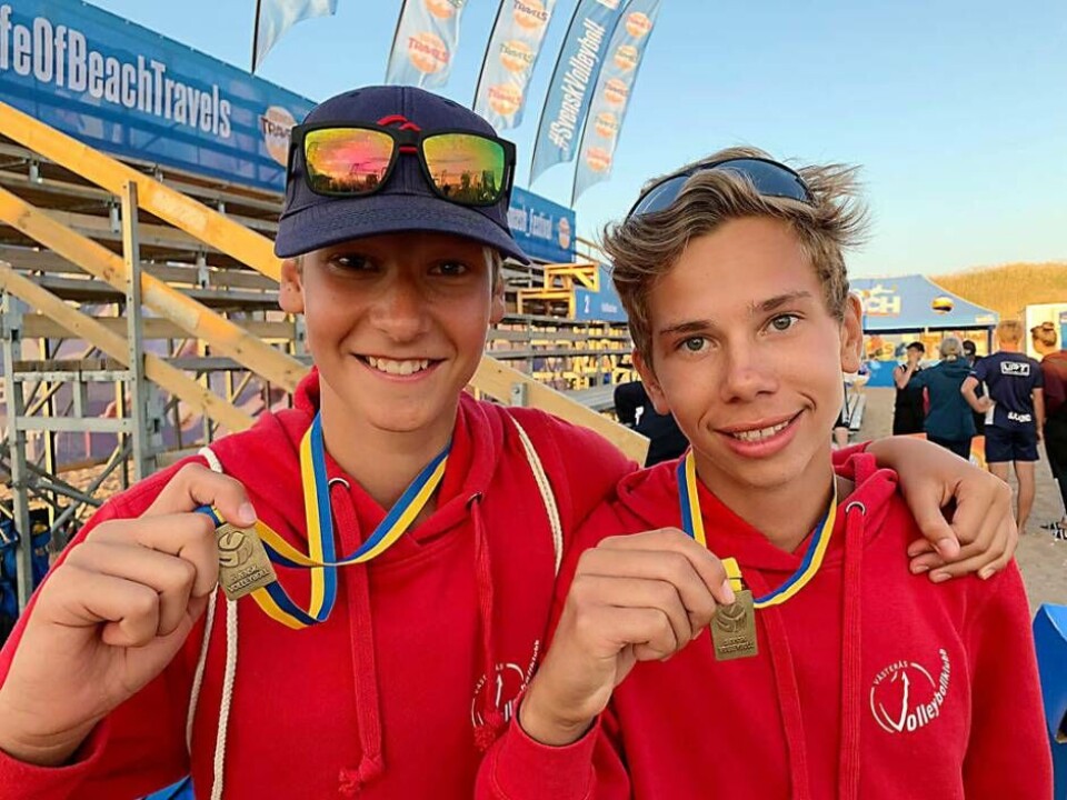 Erik Ask och Simon Thrybom tog hem bronsmedaljen i beachvolley-SM i Tylösand i klassen U15. Foto: Privat
