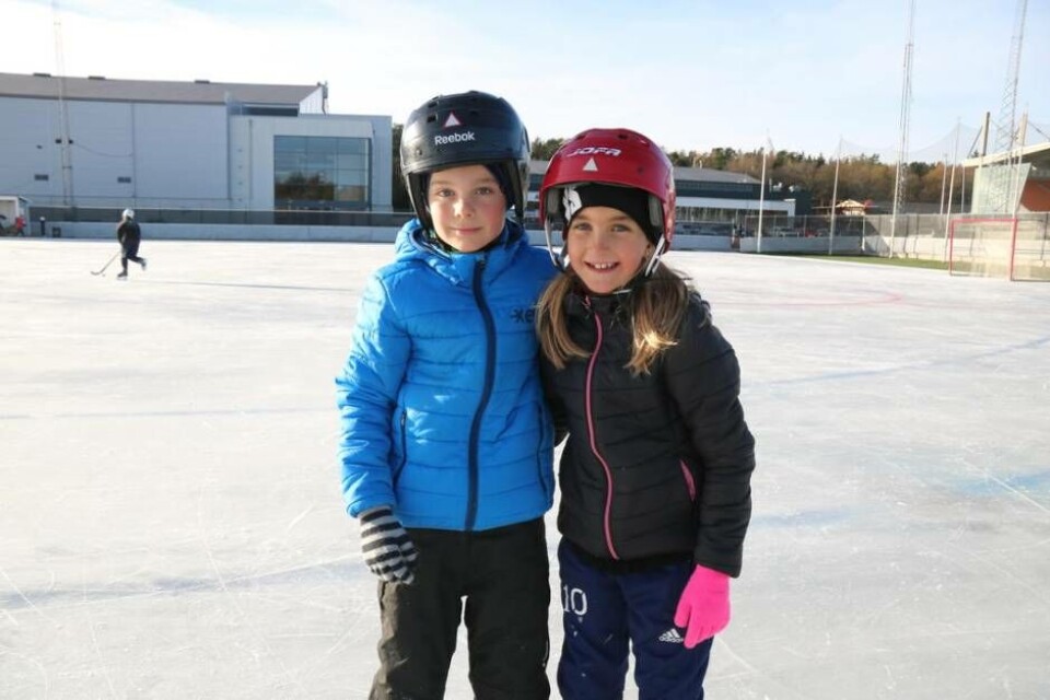 Lukas, 9 år, och Tuva Lundberg, 6 år, åkte skridskor för första gången i år. Foto: Jonas Edberg
