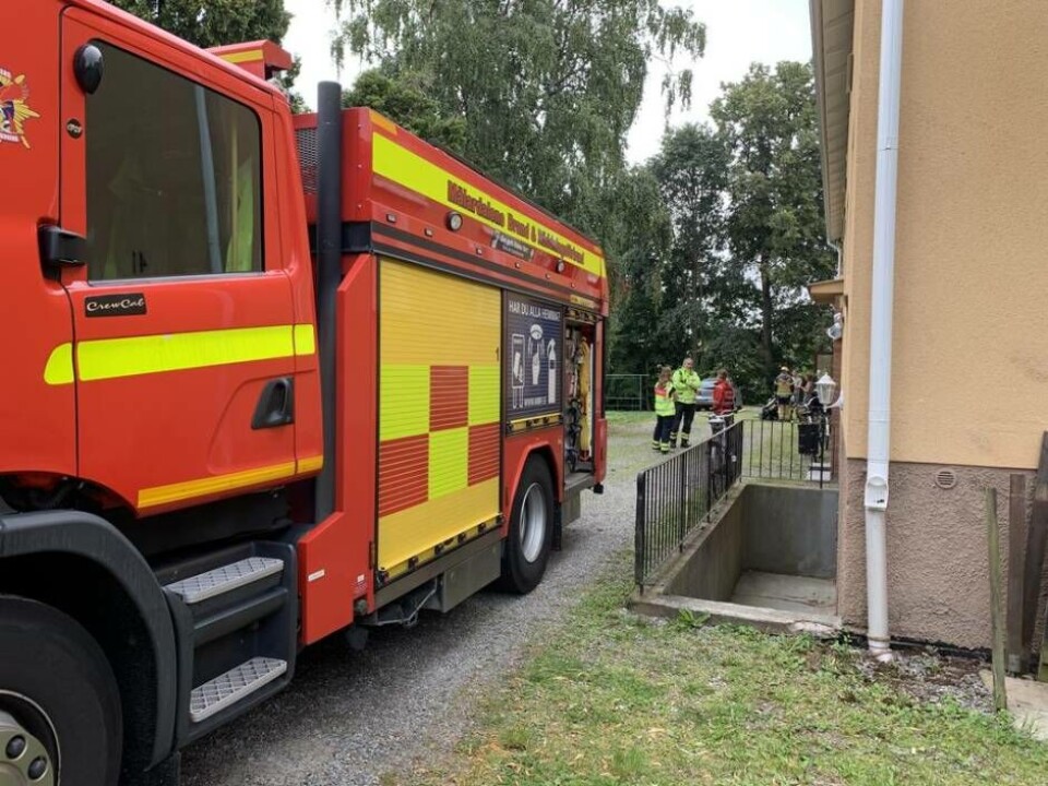 Brandkåren är på plats vid Stohagsvägen efter larm om brand i källaren. Foto: Jonas Edberg