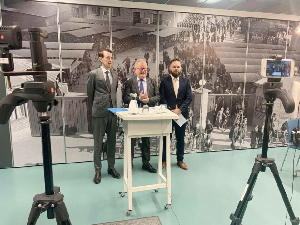 Jesper Brandberg (L), Anders Teljebäck (S) och Markus Lindgren (MP) vid presskonferensen där beskedet om att flygplatsen avvecklas presenterades. Foto: Jonas Edberg