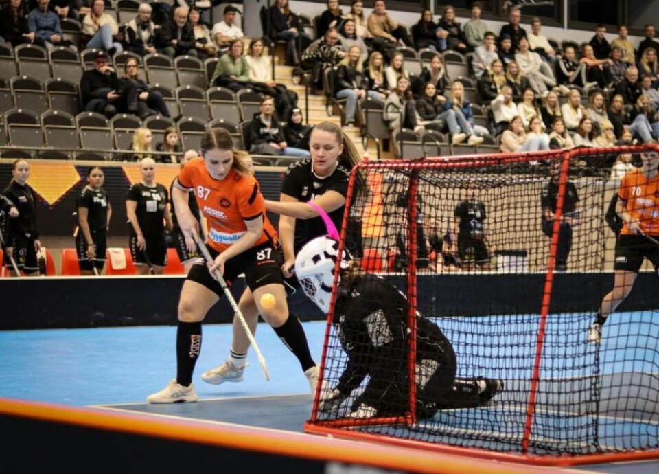 Tätt och tufft derby. Foto: Thörnbergs Sportfoto