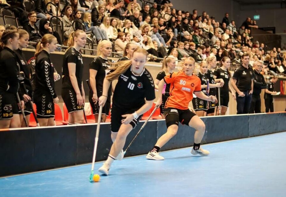 Publikfest. Nästan 700 åskådare såg det heta derbyt mellan Rönnby U och Västerås Innebandy i damallsvenskan i Mälarenergi Arena. Izabell Rydells (nr 10) Västerås Innebandy vann till slut med 3–2 och rusar mot SSL-kval. Foto: Thörnbergs Sportfoto