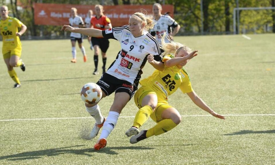 Cassandra Korhonen i en tuff duell i matchen mot Ljusdal som slutade 2–2 efter en stark avslutning av gästerna. Foto: STEFAN LINDGREN×1 / 4Visa bildtextBild 1 av 4