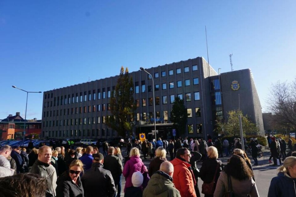 Många Västeråsare slöt upp för att visa sitt stöd i manifestationen utanför polishuset. ×1 / 4Visa bildtextBild 1 av 4