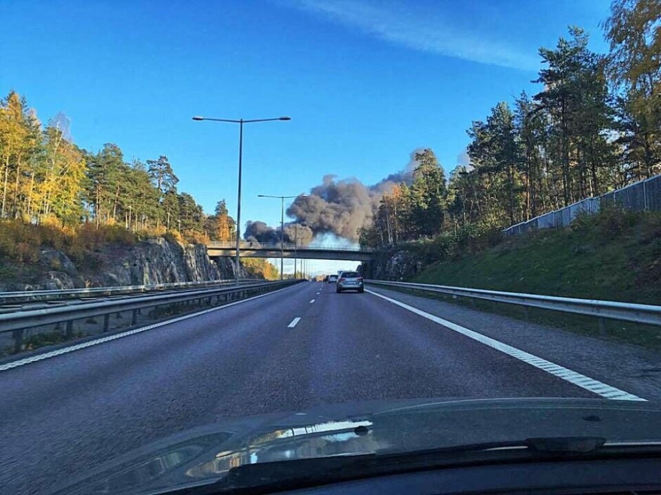 Röken ligger tung över E18.×1 / 3Visa bildtextBild 1 av 3