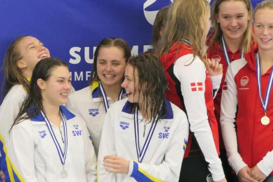 Silverglädje. Editt Jernstedt ingick i tre svenska lagkappslag som tog lika många medaljer. Här firas silvret på 4x100 m fritt. Foto: Esa Jernstedt