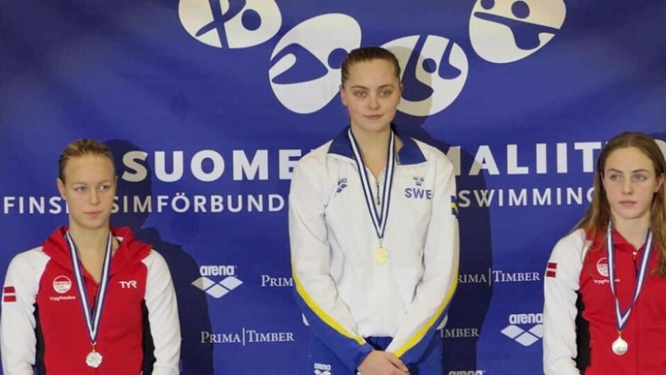 Edith Jernstedt överst på NJM-pallen. Västeråssimmaren imponerade i den blågula dressen i Uleåborg med bland annat tre individuella medaljer. Foto: Esa Jernstedt