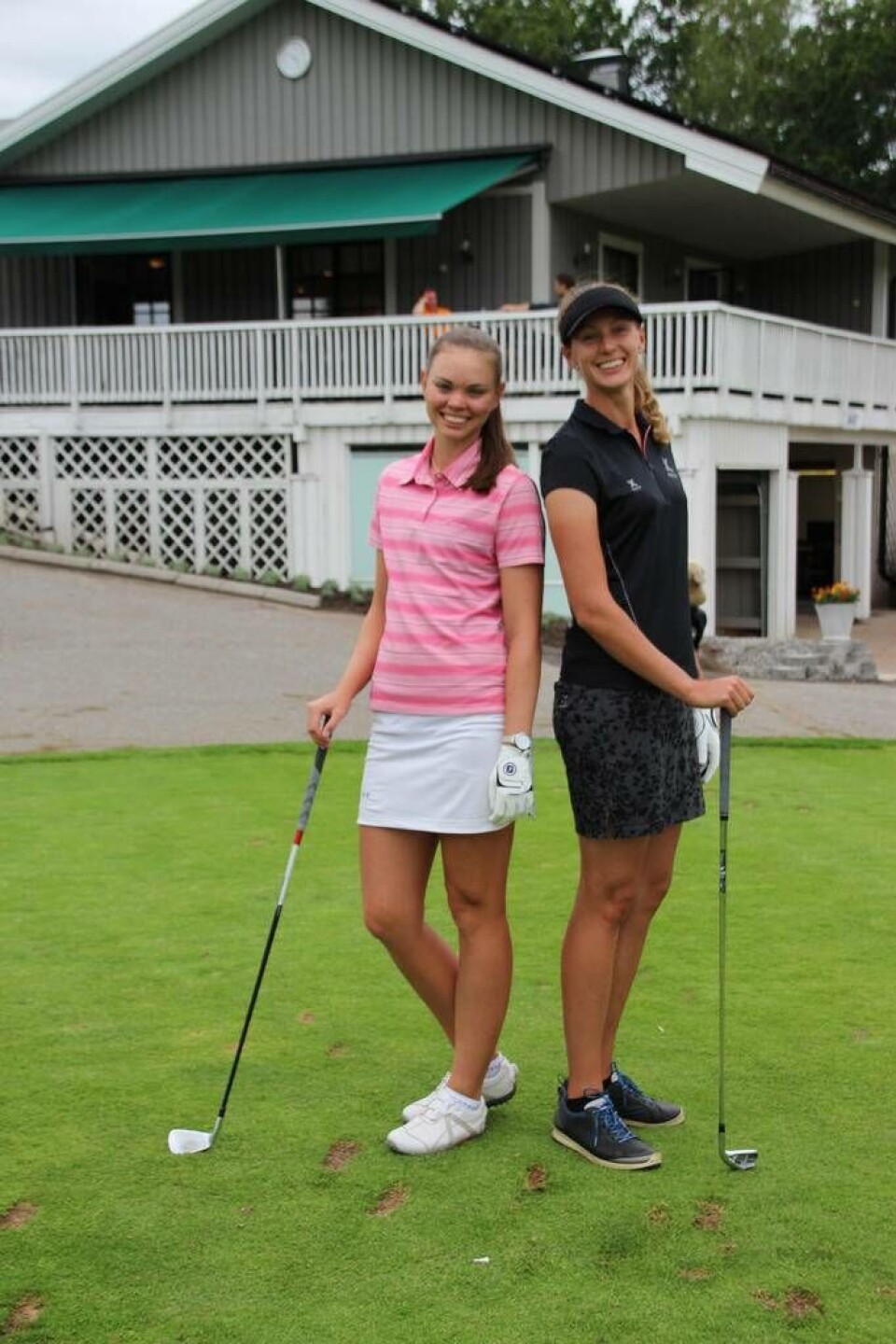 Annelie Sjöholm och Sofia Ljungqvist framför klubbhuset på VGK. Foto: Jonas Bergkvist