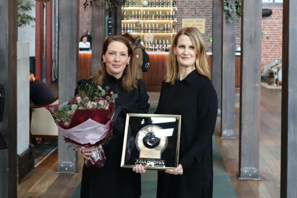 Prisade. Jenny Bark, Hotel Manager på Steam Hotel (t v), tar emot priset för Guldnoten av SAMI:s Johanna Westberg på plats på Steam. Foto: SAMI
