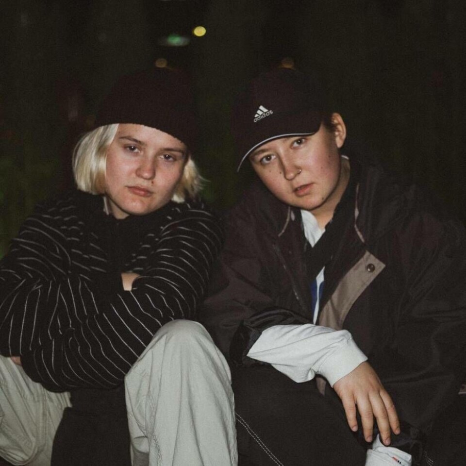 Rapduon Upplopp består av Kim Norrstrand och Hilda Björkman. På lördag supportar bandet Looptroop Rockers på Västerås Officersmäss. ”Det blir asfett”, säger Bjurhovdaduon. Foto: Privat