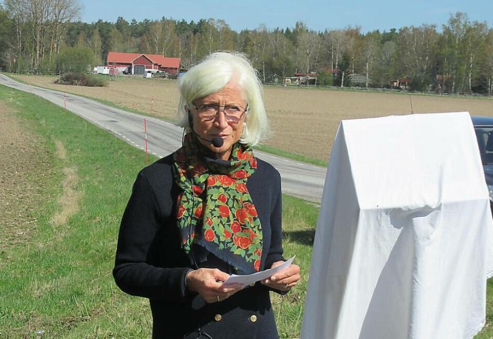 Kulturnämndens ordförande Marita Öberg Molin invigde minnesskylten. Foto: Bengt Wallén