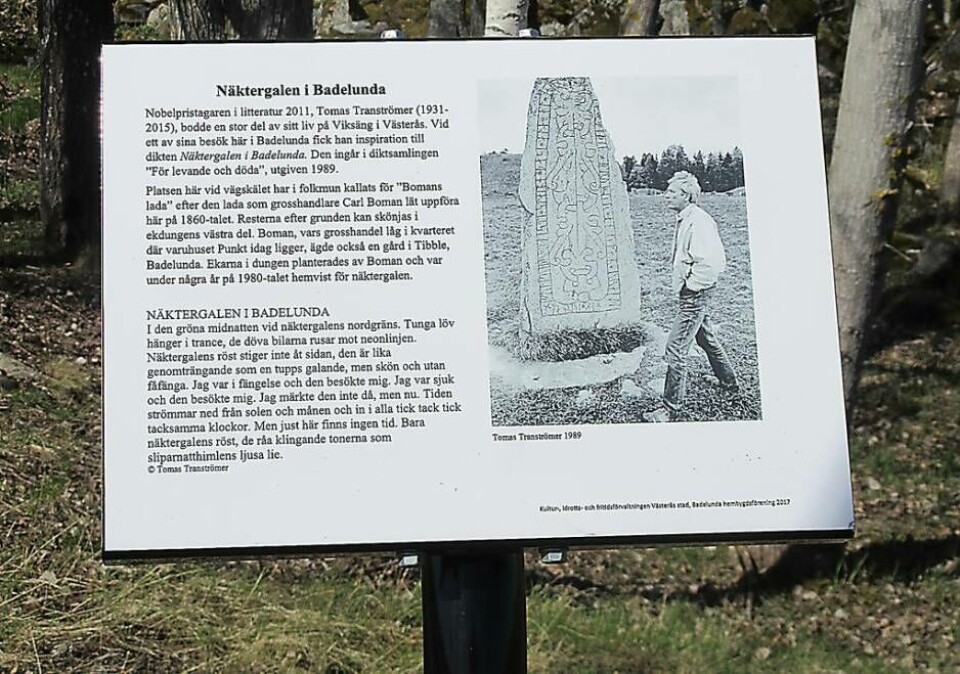 Minnesskylten med nobelpristagaren Tomas Tranströmers kända dikt Näktergalen i Badelunda har nu invigts vid ”Bomans lada”. Foto: Bengt Wallén
