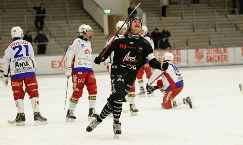 Tillbergas lagkapten Robin Andersson skriker ut sin glädje efter sitt 4–2 mål mot Kalix. Foto: Stefan Lindgren×1 / 6Visa bildtextBild 1 av 6