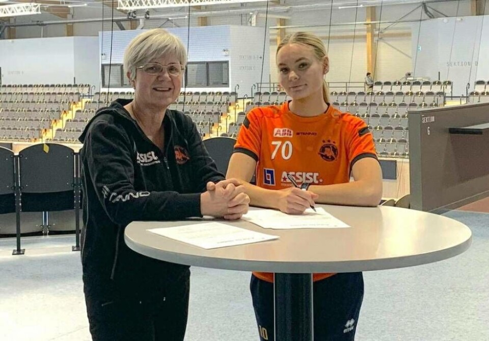 Lena Andgrim i Västerås Rönnbys sportgrupp signar med Joanna Hjelm. Foto: Västerås Rönnby