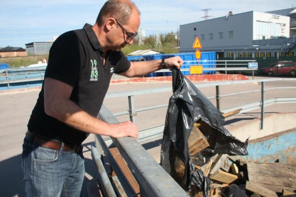 INTE ARG 'Blir du arg när du ser det där?' 'Nej, jag hetsar väldigt sällan upp mig' säger Carl Doverfelt och slänger den svarta sopsäcken i containern för plast. Foto: Sofie Tejre