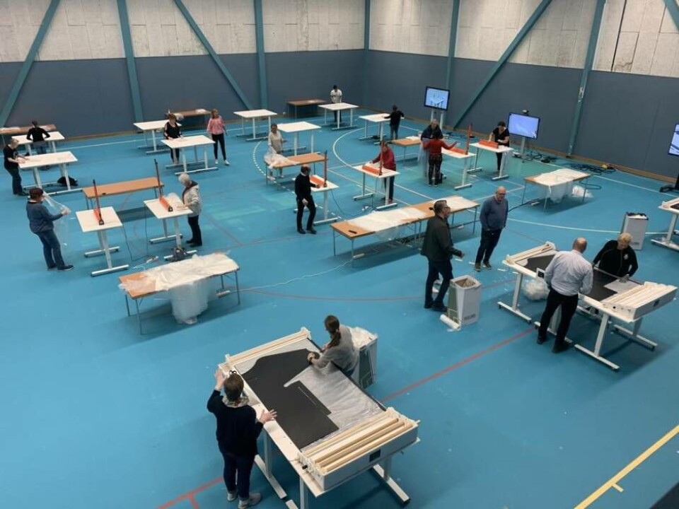 Produktionen av skyddsförkläden är i full gång i idrottshallen. Foto: Jonas Edberg