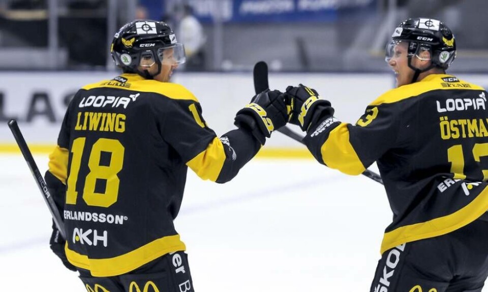 Jonas Liwing har precis prickat in 1–0 till VIK mot Pantern. Foto: Stefan Lindgren