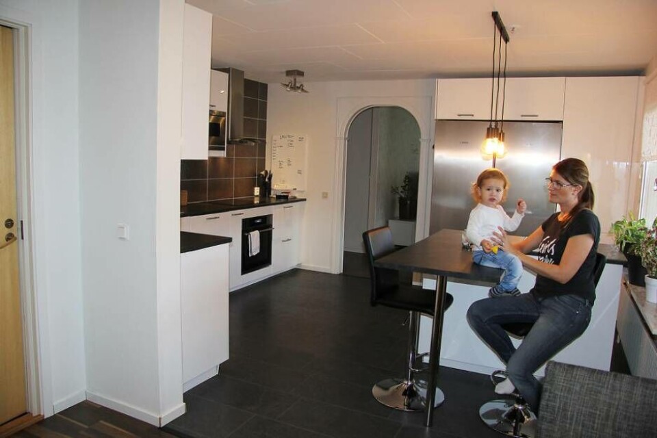 Nyrenoverade köket. Daniela och minsta sonen Anton, 18 månader, vid köksön. ×1 / 10Visa bildtextBild 1 av 10 Nyrenoverade köket. Daniela och minsta sonen Anton, 18 månader, vid köksön. ×1 / 10Visa bildtextBild 1 av 10