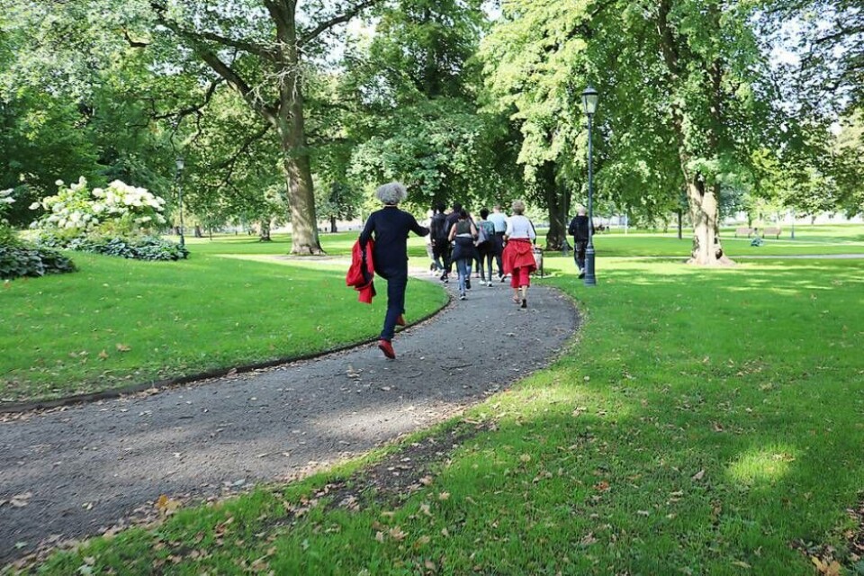 Här joggar en grupp på väg mot att titta på ett konstverk i Vasaparken. Foto: Västerås konstmuseum
