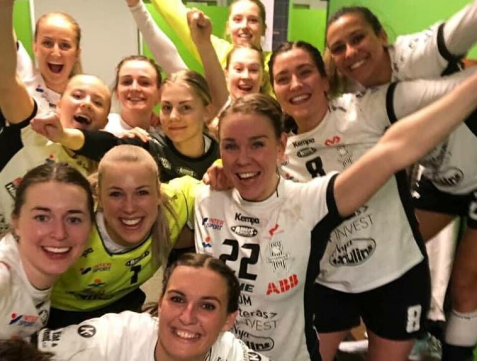 VI-damerna firar den säkrade slutspelsplatsen i Kungälv på tisdagskvällen. Foto: VI
