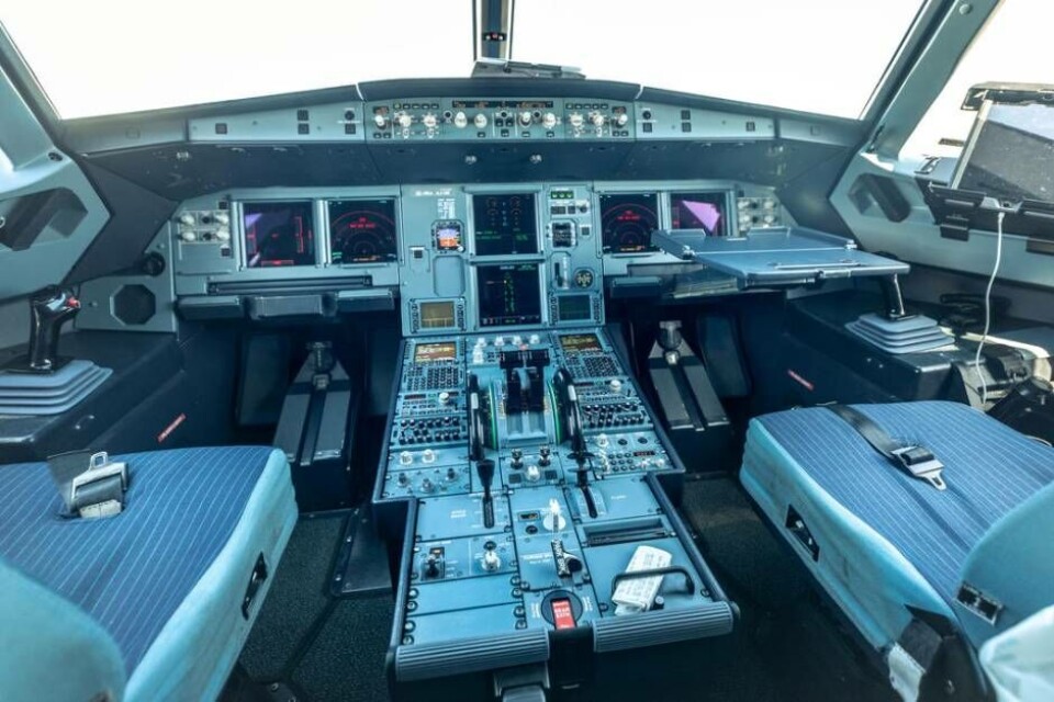cockpit. Airbus A320neos cockpit, så kallad ”glass cockpit” som berättar att informationen finns på digitala skärmar. Som reserv finns klassiska analoga instrument. Foto: Avig Kazanjian cockpit. Airbus A320neos cockpit, så kallad ”glass cockpit” som berättar att informationen finns på digitala skärmar. Som reserv finns klassiska analoga instrument. Foto: Avig Kazanjian