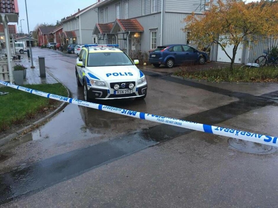 Hela gatan är avspärrad. Längre in på gatan liggen huset som blev beskjutet. Foto: JONAS EDBERG