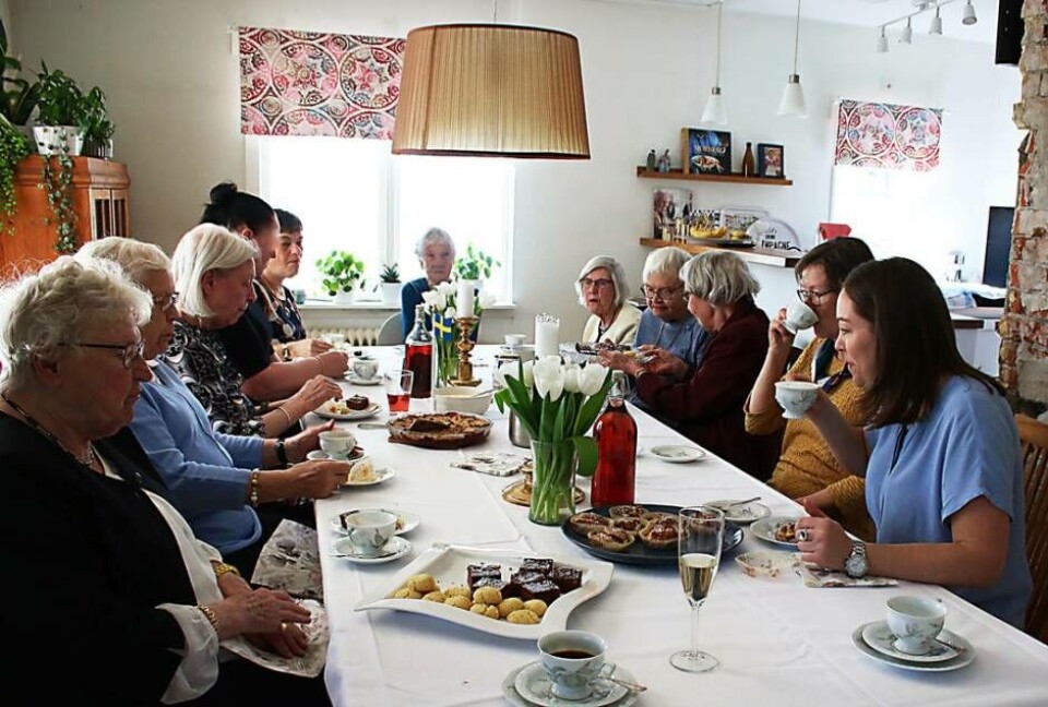En uppskattad fikastund. Här är hela gänget samlat kring fikabordet under den träff som Västerås Tidning besökte. Foto: Alicia Schumacher