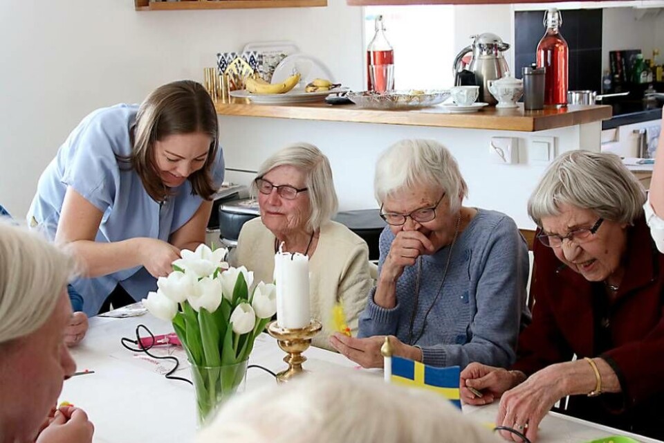 Mer än bara fika. Äldrekontakt innebär även lite pysslande – och en hel del skratt. Här ses volontären Jenny Keijser samt gästerna Evy, Asta och Gerd. Foto: Alicia Schumacher