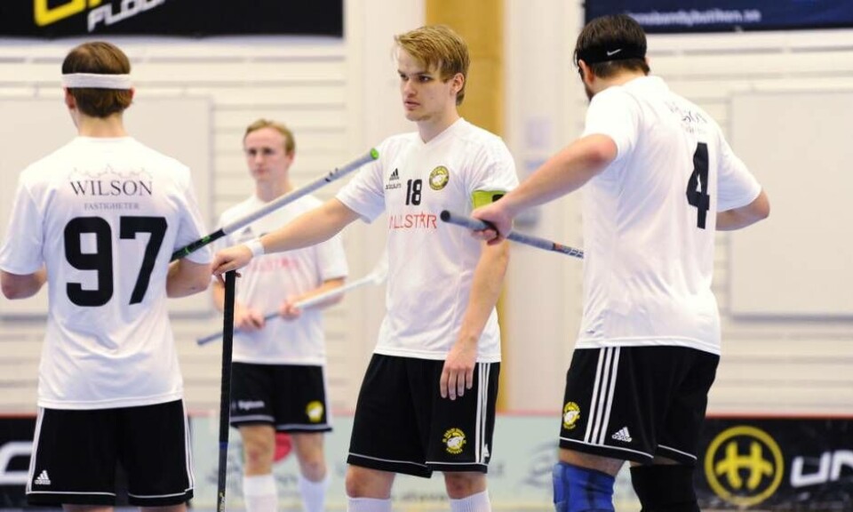 Emil Erikssons (Lagkapten) Skälby räckte inte till mot Surahammars IBF som vann fredagens derby i innebandyettan med 5–3. Foto: Stefan Lindgren