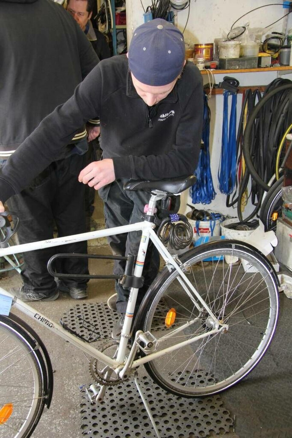 Tobias Hising med en av alla cyklar som Sahlbergs cykel och sport servar nu till våren. Foto: Helena Andersson