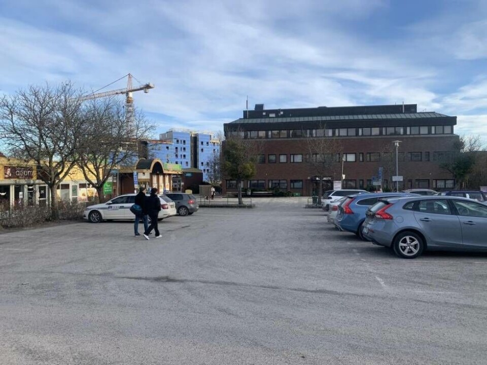 Parkeringsplatserna på Oxbackens centrum stängs i början av april eftersom det snart ska börja byggas på platsen. Foto: Jonas Edberg