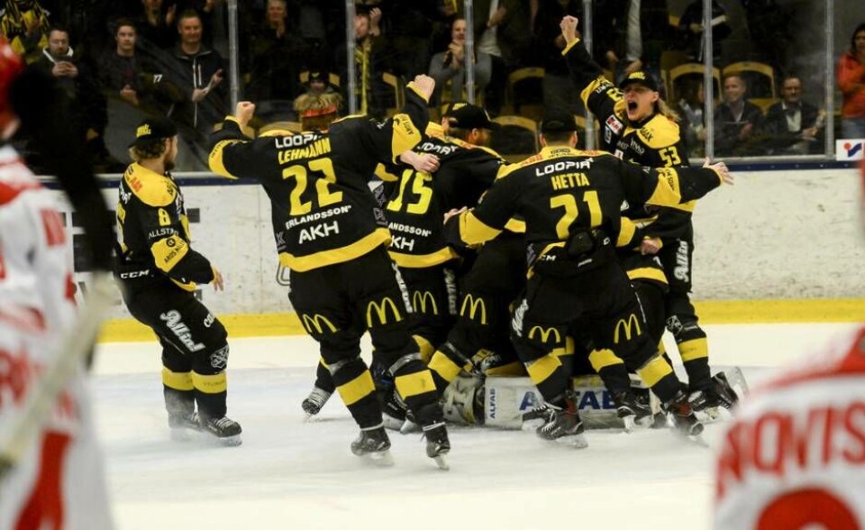 VIK.s spelarna jublade efter att ha kvalificerat sig till Hockeyallsvenskan. Nu förstärker klubben med en ny spelare. Foto: STEFAN LINDGREN