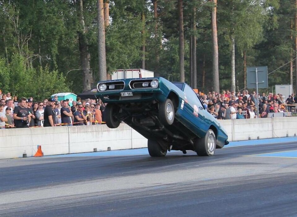Västeråsaren Nick Eklund häftiga bakhjulsåkningen under StreetWeek har tilldragit sig mångas intresse och blivit en snackis i dragracing-kretsar. Foto: LCR.nu