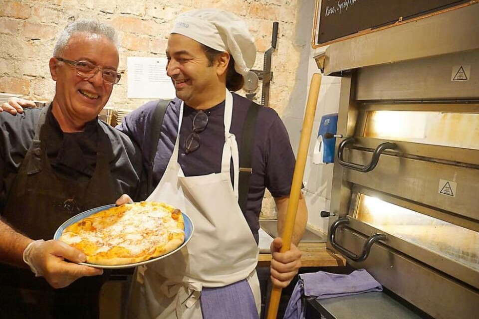 Pizzaälskare. Salvatore Macri och kocken Stefano Basagni på restaurang Limone. Foto: Josefine Wijkström×1 / 2Visa bildtextBild 1 av 2 Pizzaälskare. Salvatore Macri och kocken Stefano Basagni på restaurang Limone. Foto: Josefine Wijkström×1 / 2Visa bildtextBild 1 av 2