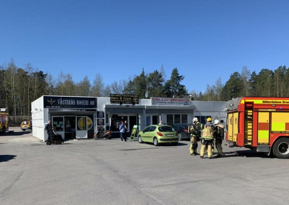 Räddningstjänsten på plats vid restaurangen på Vetterstorp efter att det kommit larm om att det brann på taket. Foto: Jonas Edberg
