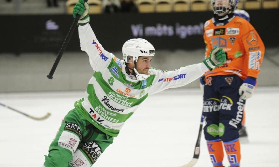 Tobias Holmberg jublar efter ett mål mot Bollnäs under den gångna säsongen. Foto: Stefan Lindgren