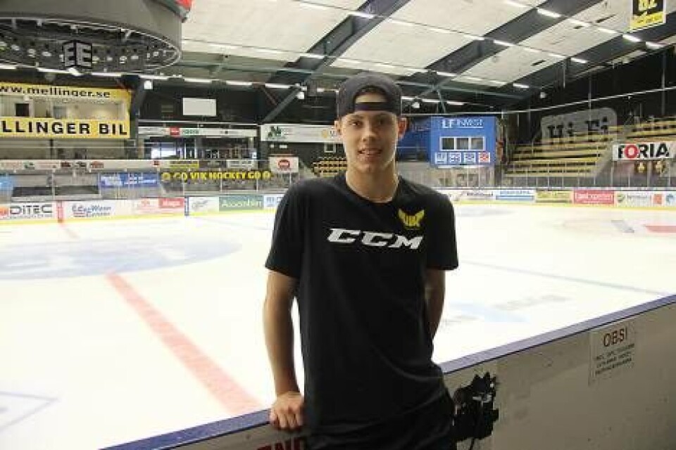 Stjärna. När Jesper Wallstedt tidigare i höstas gjorde debut i hockeyns J20-serie blev han den yngste spelaren någonsin att spela i den serien. Foto: Jonas Edberg