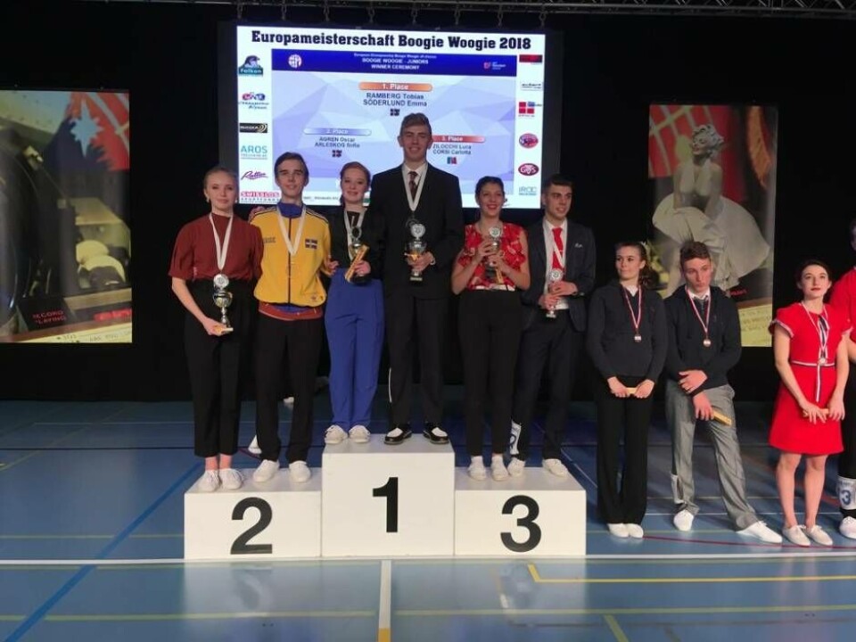 Dansframgångar. Prispallen vid JEM i boogie woogie. Från vänster: Sofia Ärleskog och Oscar Ågren (silver), Emma Söderlund och Tobias Ramberg (guld) samt Luca Zilocchi och Carlotta Corsi från Italien (brons). Foto: Privat