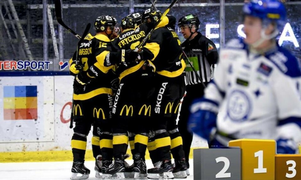 VIK-jubel – gånger tre. Gulsvart hade en galen vecka med segrar mot Leksand, Karlskrona och Oskarshamn. Det ger givetvis jackpot även ”På pallen”. Foto: Stefan Lindgren