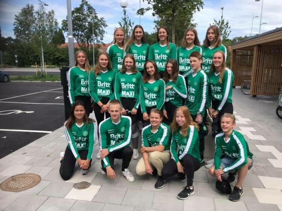 TRUPPEN. Högst upp från vänster: Filippa Sterling, Matilda Olausson, Emilia Boberg, Astrid Engström, Adelina Walldén Mitten fr v: Edith Jernstedt, Hanna Degerlund, Sarah von der Burgh, Estelle Gyoni, Tara Klarbo Egan, Joel Brewitz, Elvira Mörtstrand Nedre fr v: Felicia Rogell, Lucas Sterling, Lina Rehnman, Julia Holmberg, Isak Rehnman.