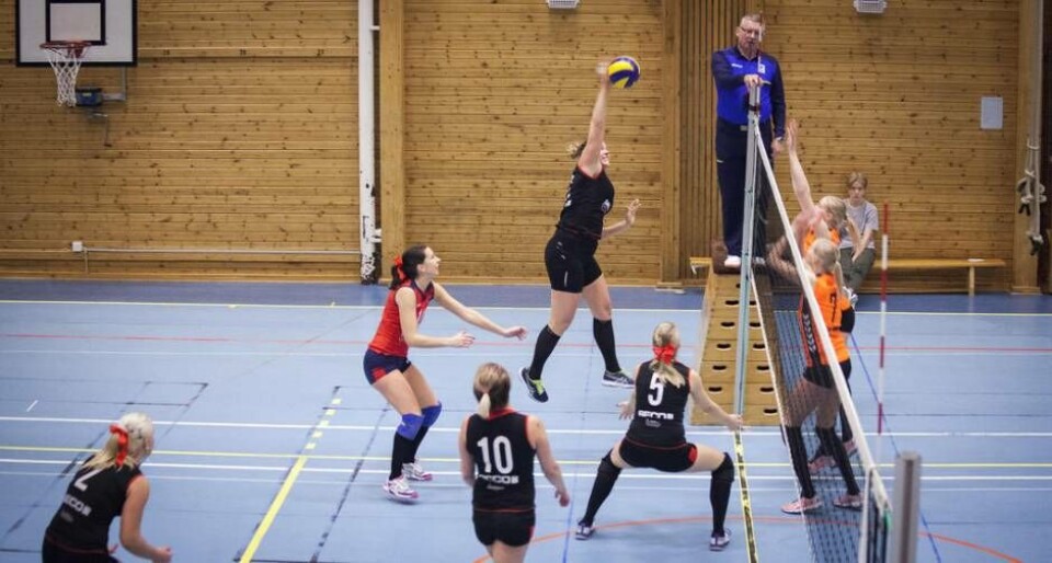 Västerås volleybolldamer tog set och skakade om serieledande IKSU i helgens match i division I norra. Här anfaller VVK:s Malin Sjögren, utsedd till matchens spelare. Foto: Maria Dahlin