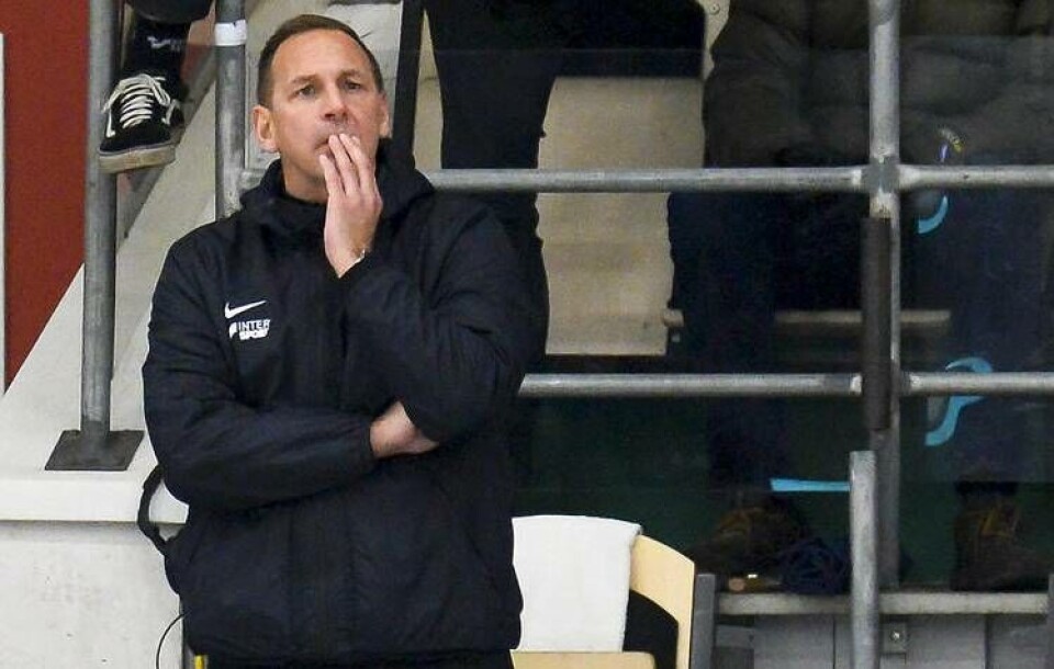 Tränaren Michael Carlsson får kanske framför allt fundera på hur VSK:s målproduktionen ska bli vassare till nästa SM-kvartsfinalmöte mot AIK på fredag i ABB Arena. Foto: STEFAN LINDGREN/Arkiv