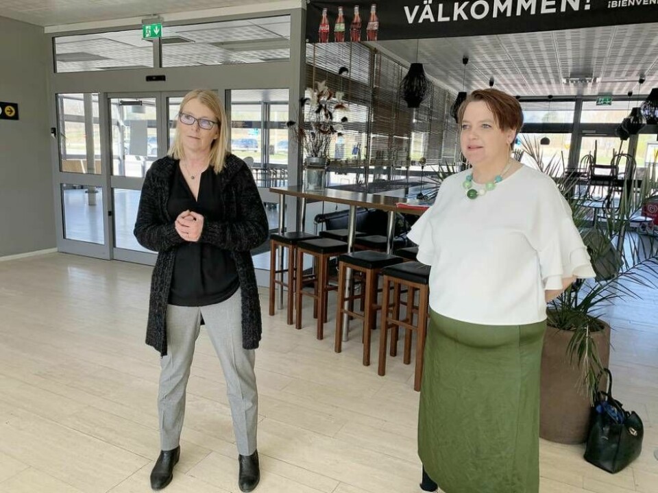 Kritiska. Elisabeth Unell och Amanda Agestav kritiserar S, L och MP för deras hantering av flygplatsens eventuella nedläggning. Foto: Jonas Edberg